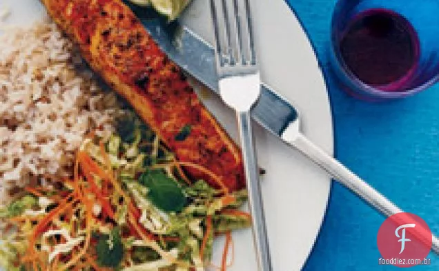 Curry Esfregou Salmão Com Napa Slaw