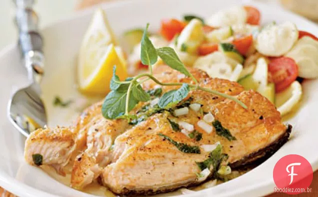Salmão com molho de limão e hortelã