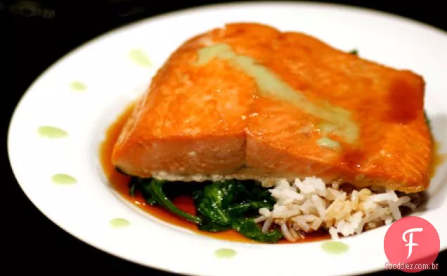 Salmão com esmalte de soja e mel e Wasabi