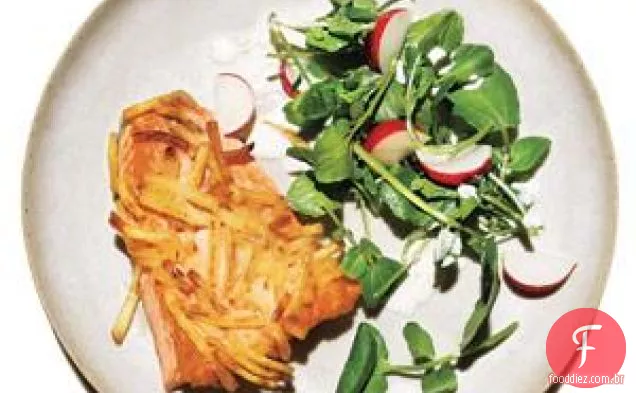 Salmão com crosta de batata com receita de salada de agrião