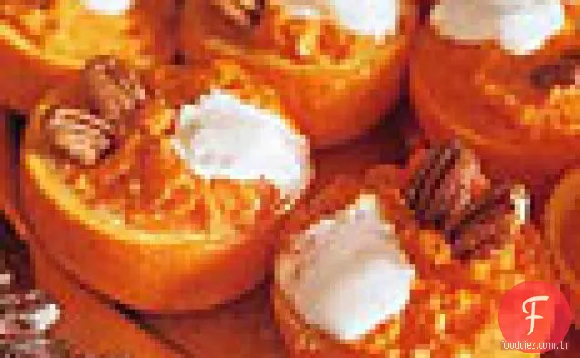 Purê de inhame em copos de laranja