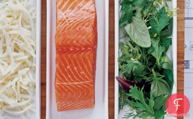 Salmão com crosta de batata com salada de ervas