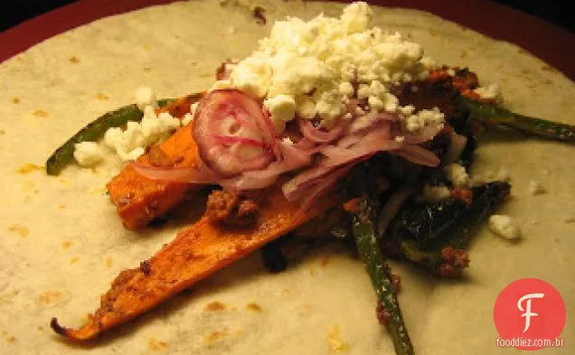 Chouriço, Poblano e inhame Fajitas com cebolas vermelhas marinadas com limão