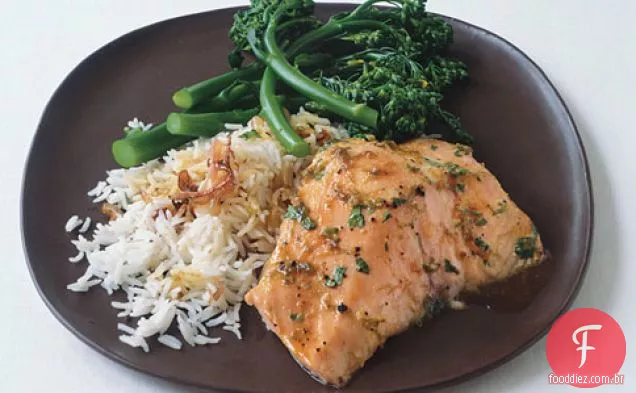 Salmão vitrificado com limão e mel com Basmati e Broccolini