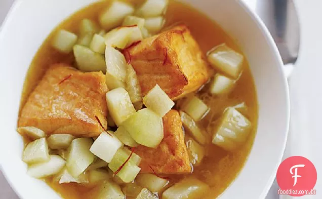 Salmão com açafrão-pepino refogado e erva-doce