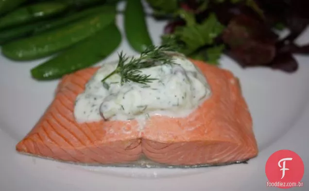 Salmão selvagem escalfado com pepino-molho de iogurte