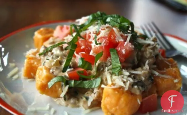 Nhoque de batata doce com linguiça italiana Alfredo