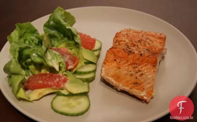Salmão Crocante Com Salada De Abacate E Toranja