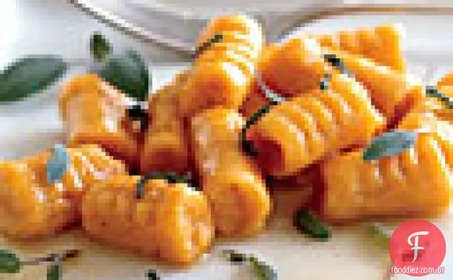 Nhoque de batata doce com manteiga marrom e sálvia