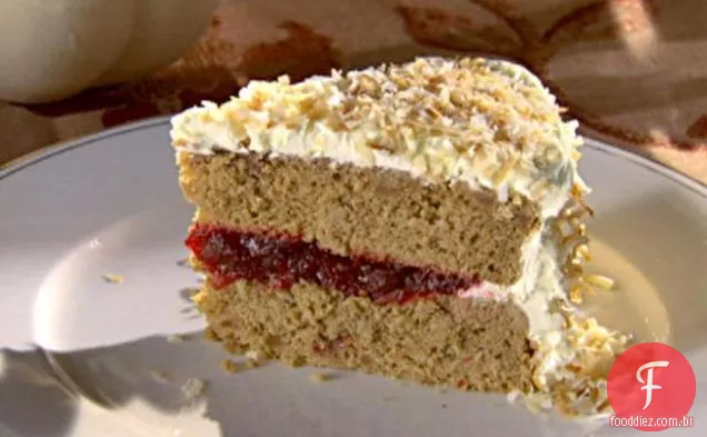 Bolo de batata doce com cobertura de coco