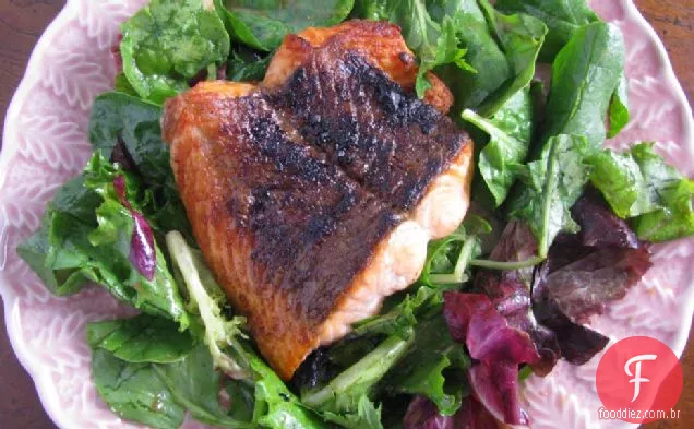 Salada de salmão envidraçada de bordo com vinagrete de mel quente