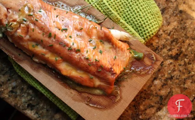 Salmão Com Tábuas De Cedro Com Esmalte De Mostarda De Bordo