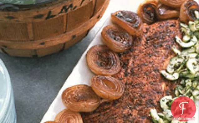 Salmão grelhado com especiarias e Salsa picante de pepino