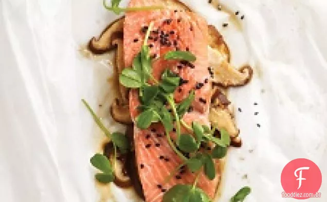 Salmão De Gergelim Com Cogumelos Shiitake E Brotos De Ervilha