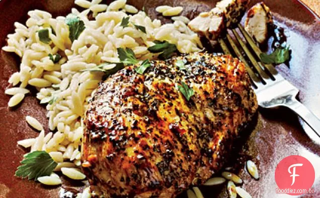 Frango com crosta de ervas e salsa Orzo