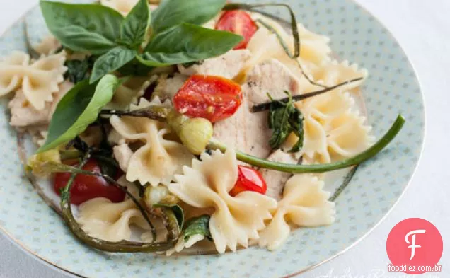 Macarrão Com Frango, Paisagens De Alho, Tomate E Manjericão