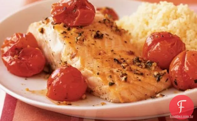 Salmão com tomate cereja assado