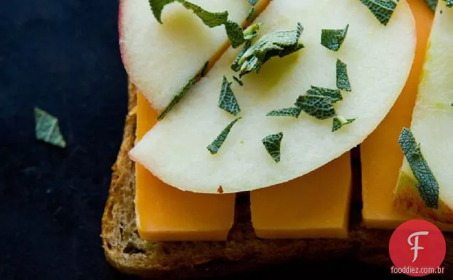Sanduíche De Queijo Grelhado Com Maçã + Sálvia