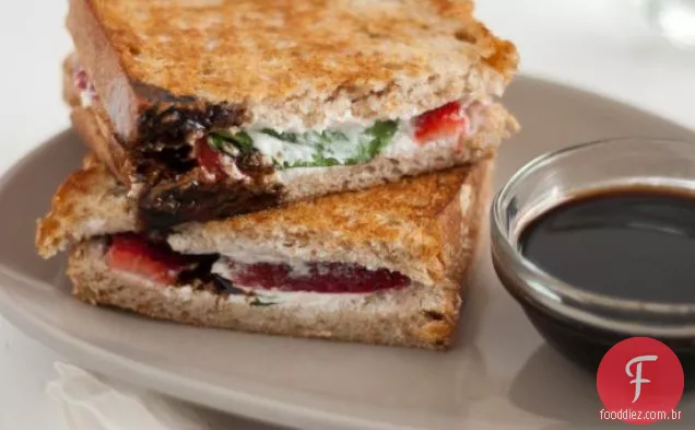 Panini De Morango, Manjericão E Queijo De Cabra