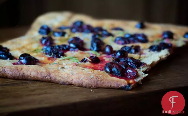 Sourdough Focaccia com uvas e alecrim
