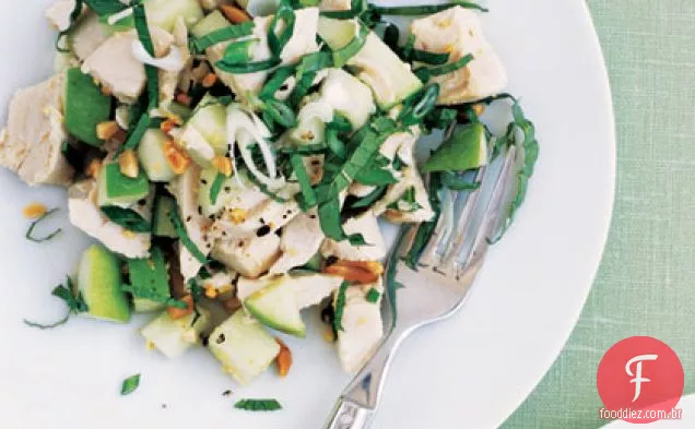 Salada de frango com maçã e manjericão