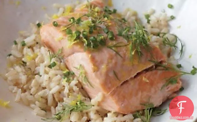 Salmão Cozido No Vapor Com Ervas Frescas E Limão