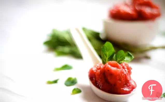 a para a primavera: sorvete de hortelã de morango
