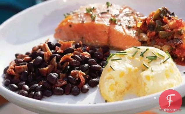 Salmão grelhado com molho de tomate carbonizado