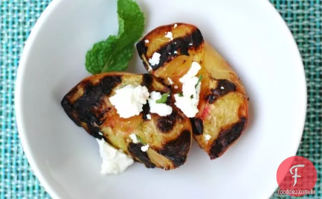 Pêssegos Grelhados Com Queijo Feta E Hortelã