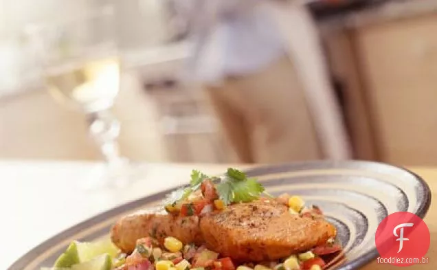 Salmão com molho de milho e tomate