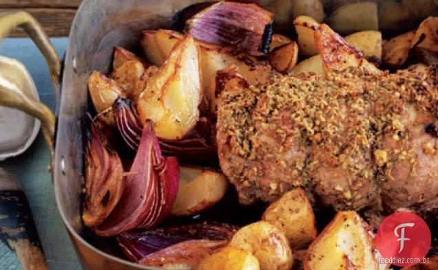 Lombo de porco com crosta de erva-doce com batatas assadas e peras