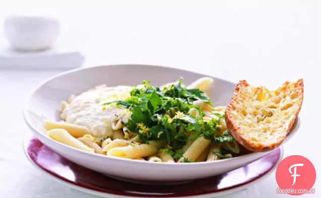 Macarrão com ricota, ervas e limão