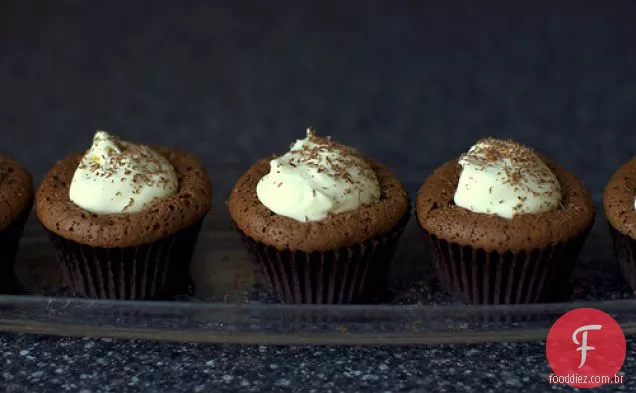 Cupcakes De Suflê De Chocolate Com Creme De Hortelã