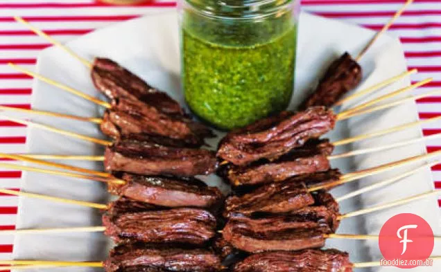 Espetos de bife de saia com molho de coentro e alho