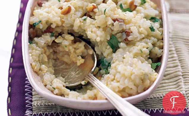 Pilaf de arroz integral com amêndoas e salsa