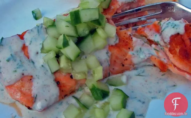 Salmão com molho de iogurte de pepino