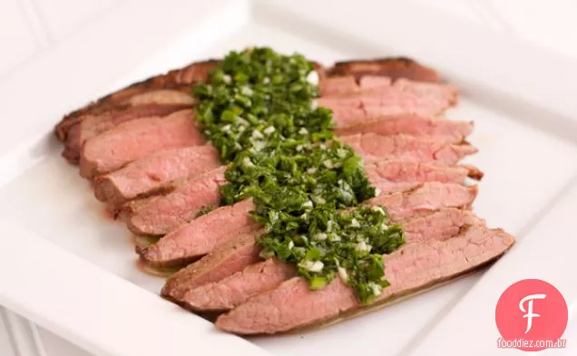 Bife De Flanco Grelhado Com Molho Picante De Salsa