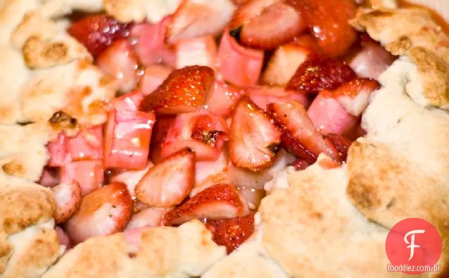 Crostata De Ruibarbo De Morango Com Crosta De Lavanda