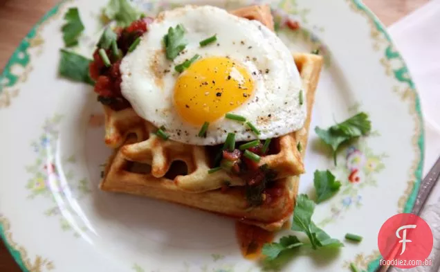 Waffles Salgados De Fubá E Cebolinha Com Salsa E Ovos