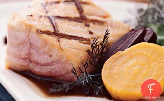 Salmão selvagem grelhado com beterraba assada e rúcula
