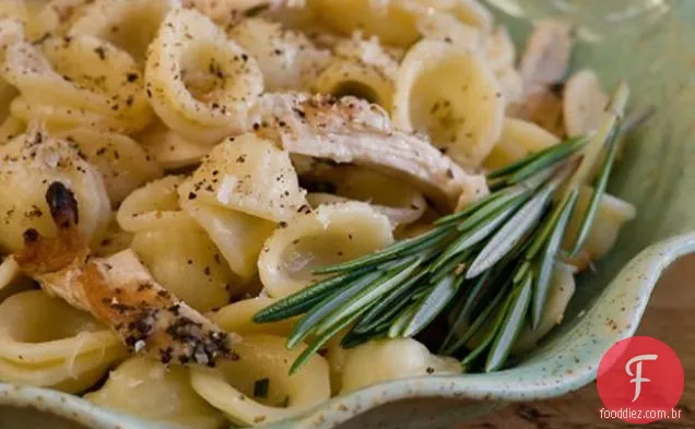 Macarrão Com Frango Desfiado E Alecrim