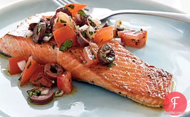 Salmão grelhado com azeitonas Kalamata e salsa Cruda