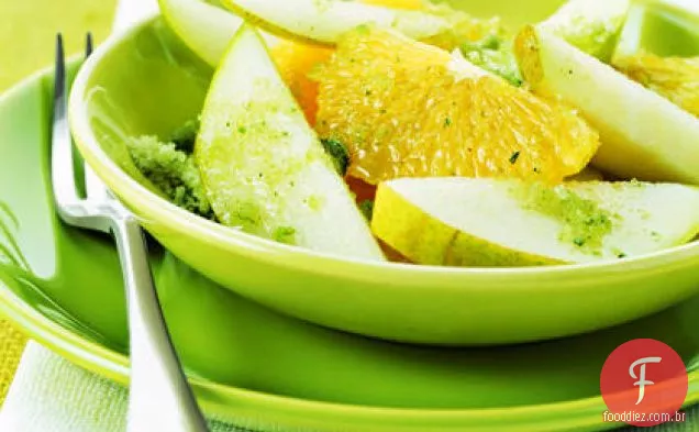 Laranjas fatiadas e peras com açúcar de hortelã