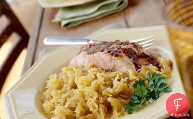 Salmão com especiarias alaranjadas com abóbora-espaguete