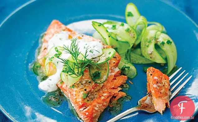 Salmão grelhado com salada de pepino
