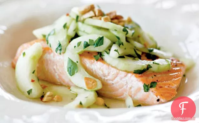 Salmão com salada de pepino picante e amendoim