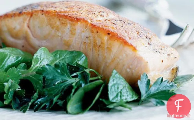 Salmão crocante com salada de ervas