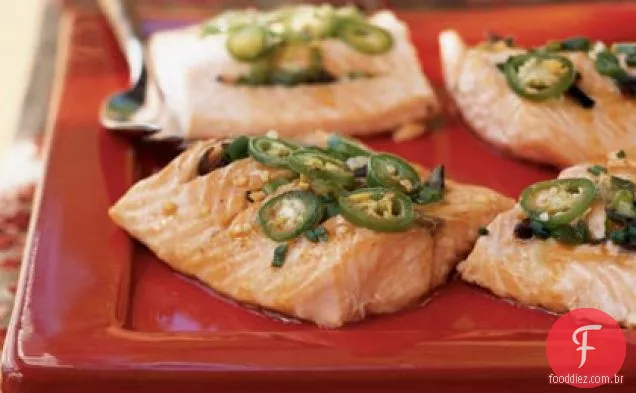 Salmão cozido no vapor com molho saboroso De Feijão Preto