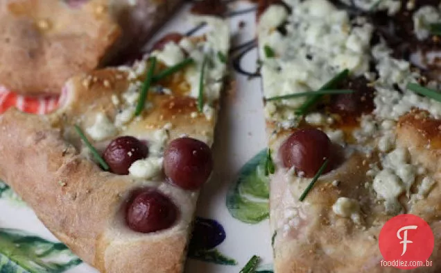 Pão Achatado De Alecrim Com Queijo Azul, Uvas E Mel