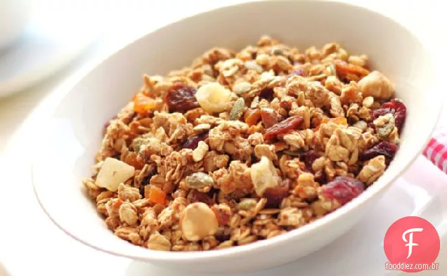 Copos crocantes do petisco da Granola das Uva-porcas do cargo